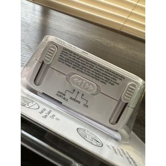 AMERICAN TOURISTER All‎ In One Adapter Plug  Surge Protection - Picture 6 of 6